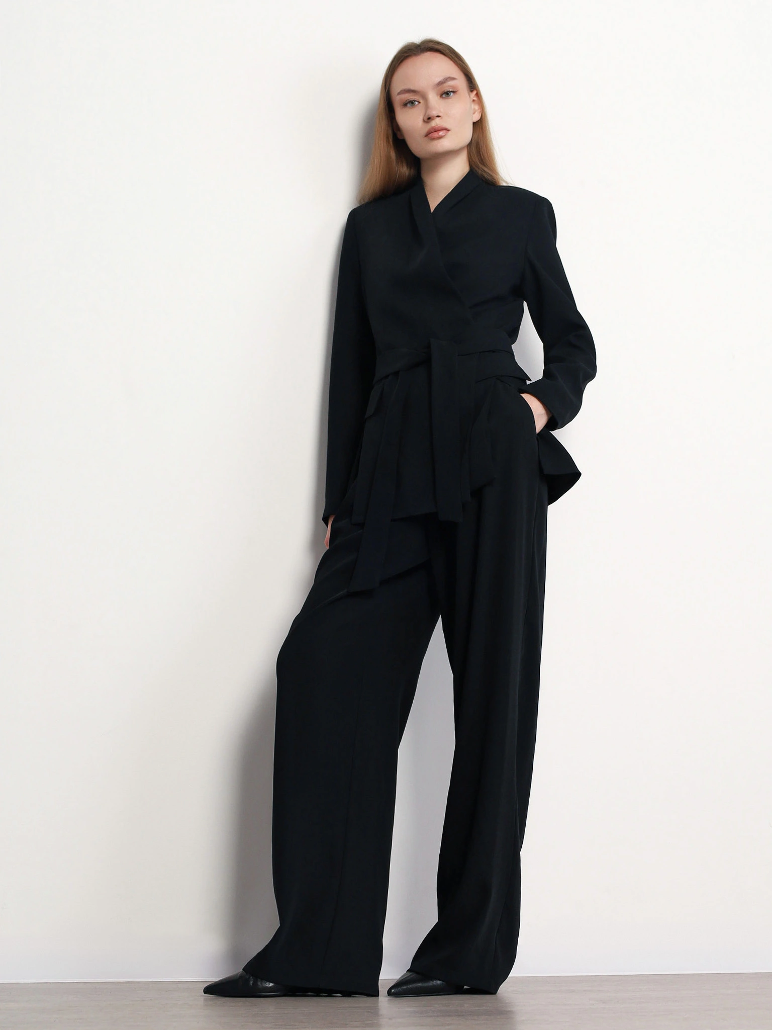 Брюки черного цвета расклешенного кроя